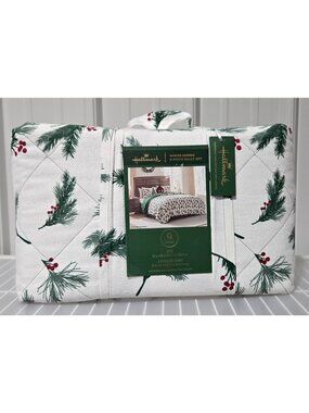 Hallmark Winter Berries Queen Size 3 Piece Quilt Bed Set w/ 2 Standard Shams